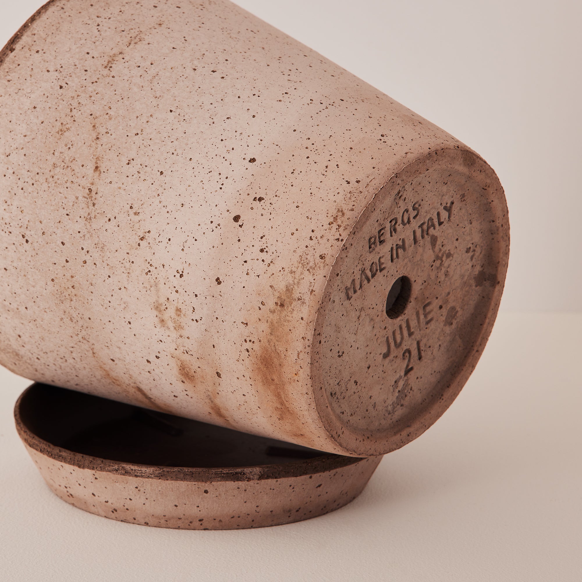Goodee-Bergs Potter-Julie Ø21 Planter & Saucer - Color - Raw Grey