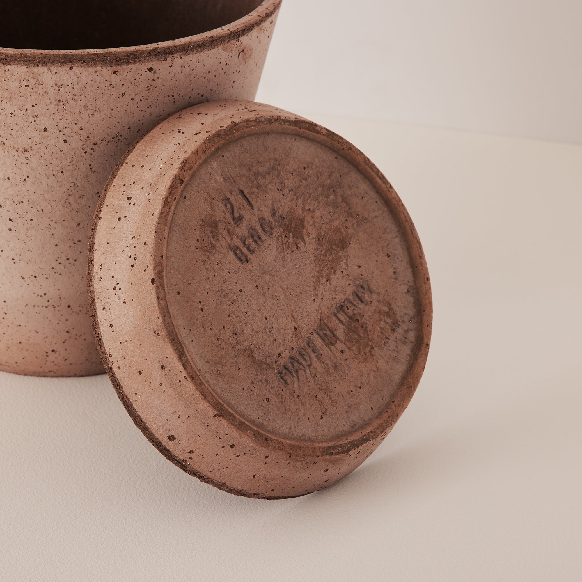 Goodee-Bergs Potter-Julie Ø21 Planter & Saucer - Color - Raw Grey